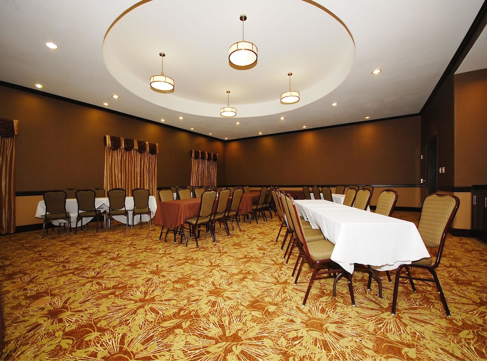 Best Western Plus Texoma Hotel and Suites 34/44