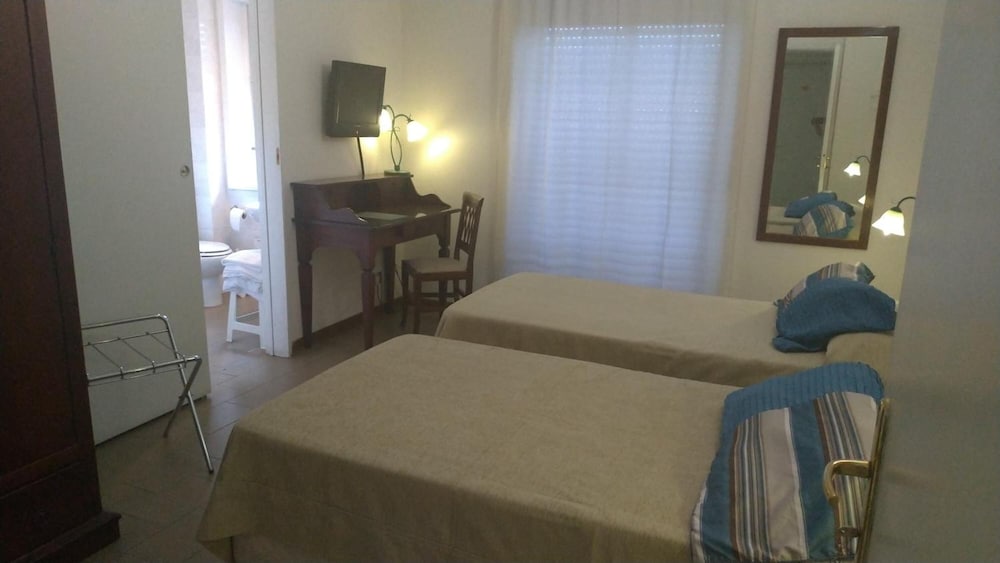 Ares Hotel 13/33