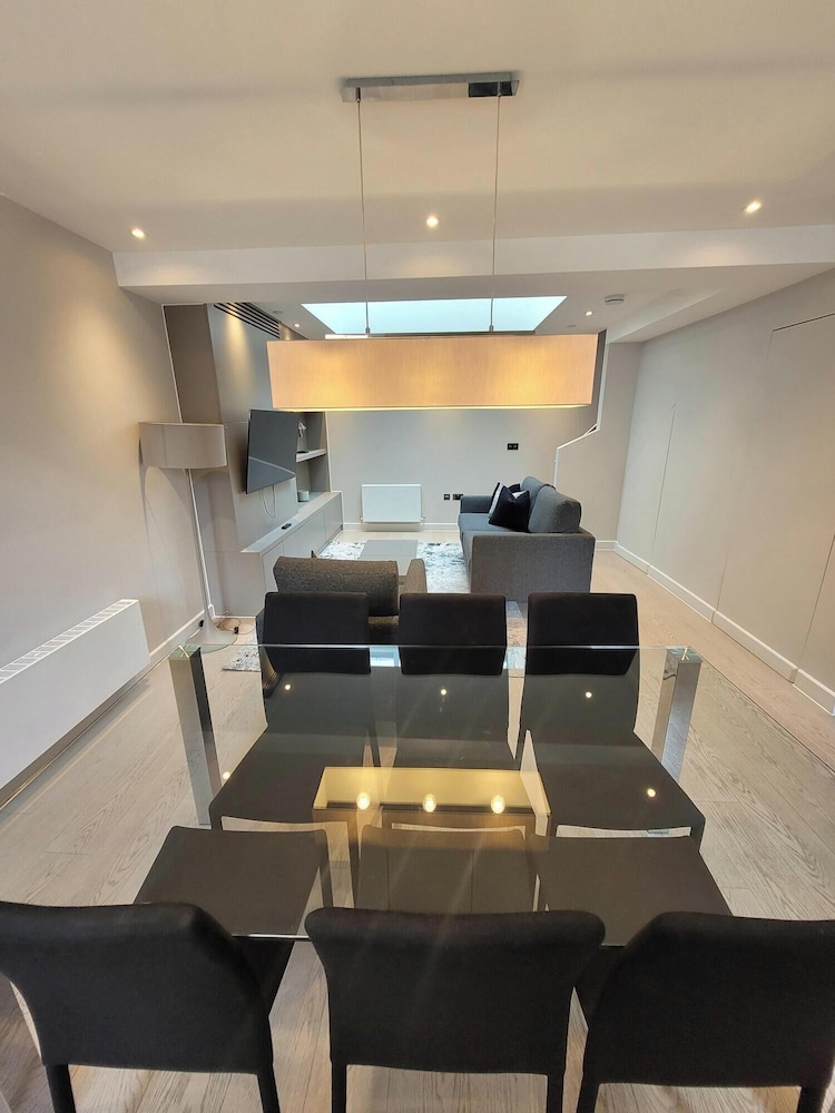 Buckingham Palace Residences by Aeria Apartments 33/45