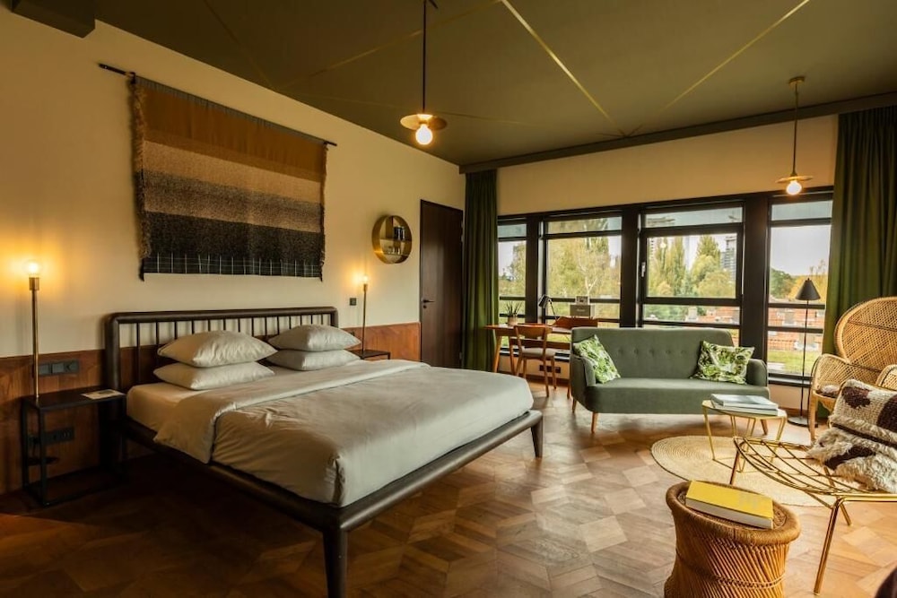 GRAND, DOUBLE BED
