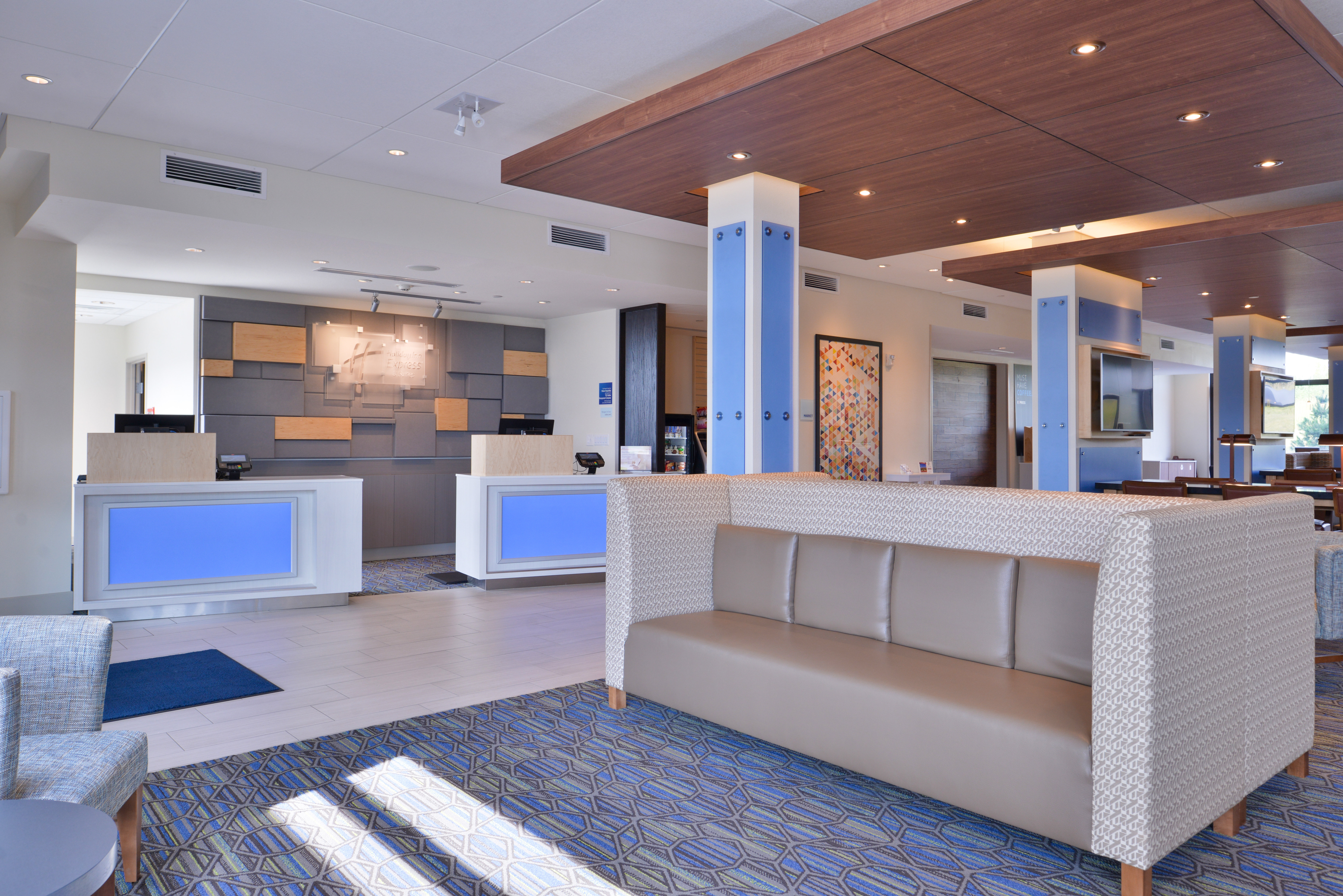 Holiday Inn Express & Suites Olathe West 8/60