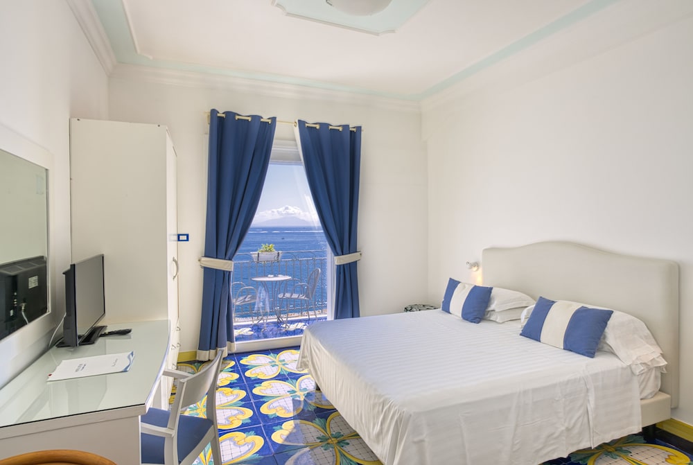 CLASSIC, DOUBLE OR TWIN BED, SEA VIEW, BALCONY