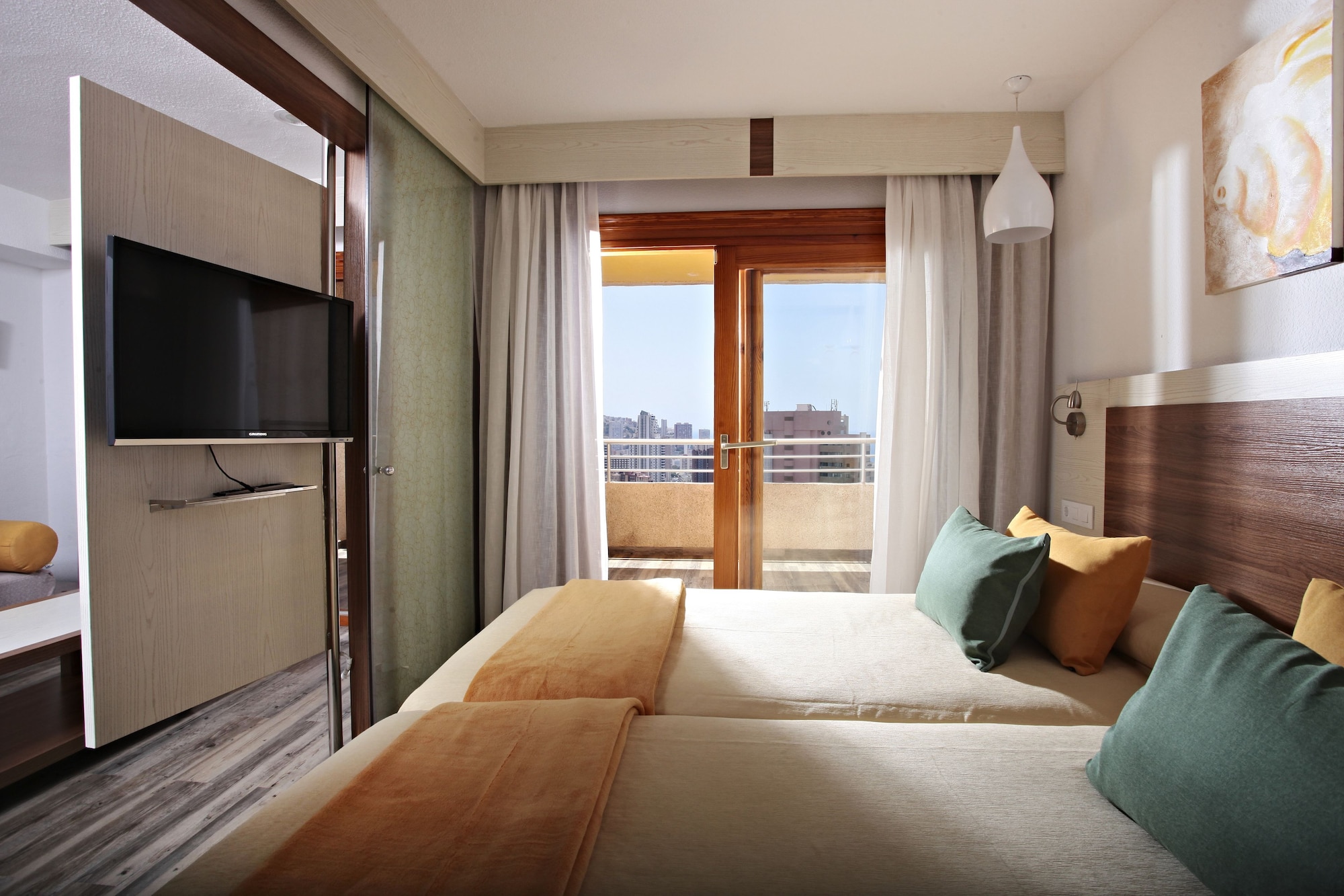 جناح بسريرين منفصلين بإطلالة على المسبح بشرفة مع أريكة، Sandos Benidorm Suites 2/2