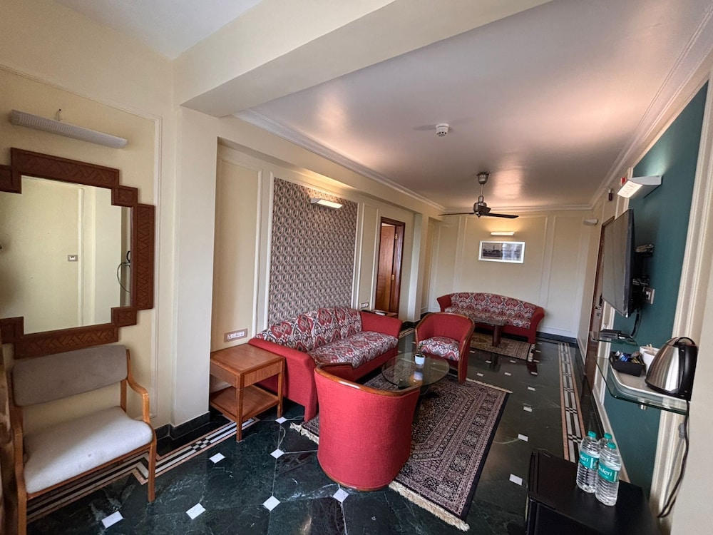 Hiltop Hotel 33/56