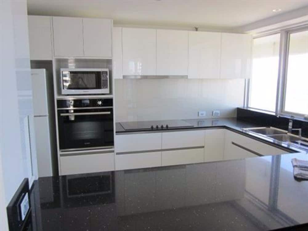 Talisman Apartments 8/75