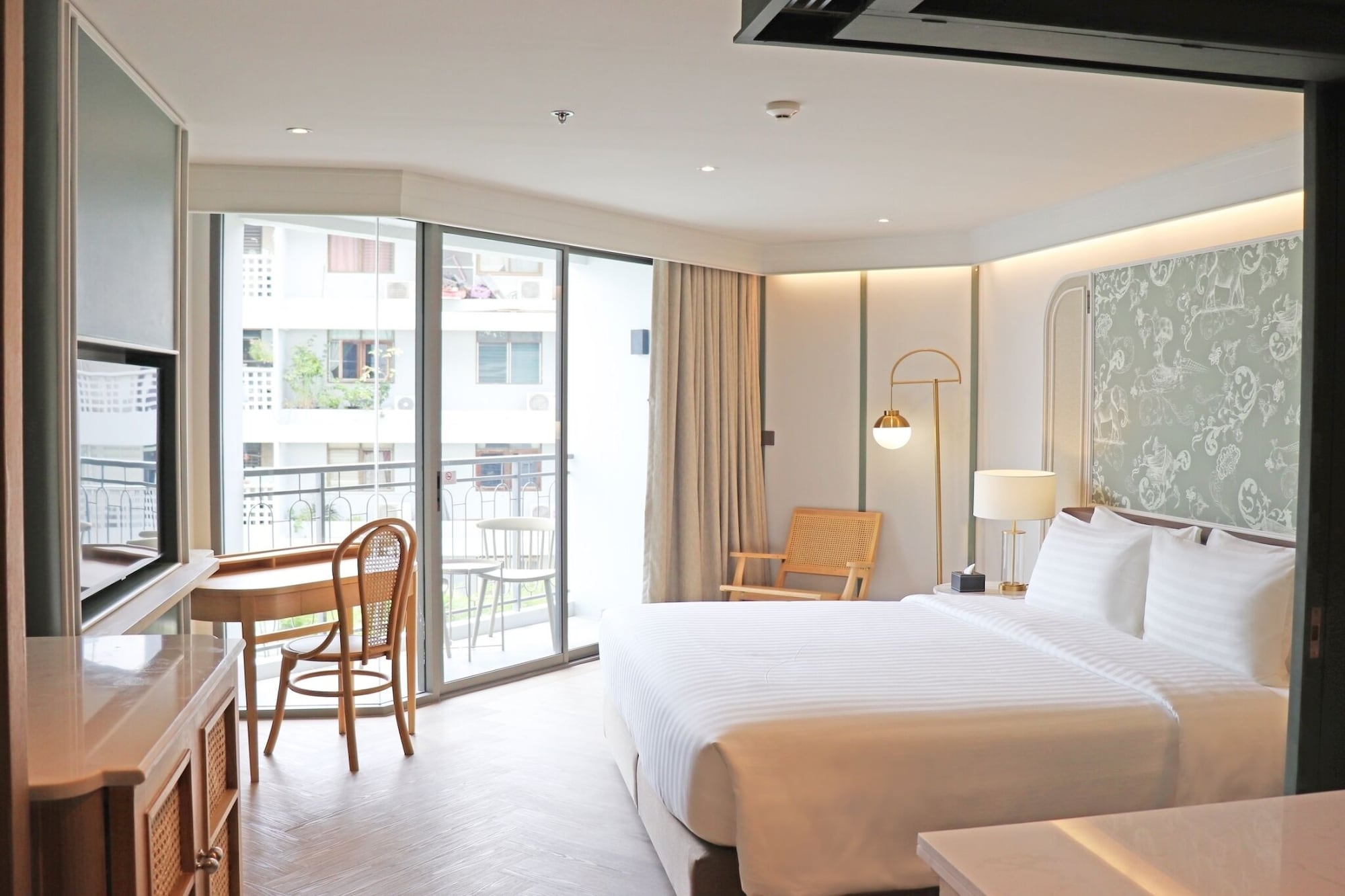 SUPERIOR KING BED WITH BALCONY