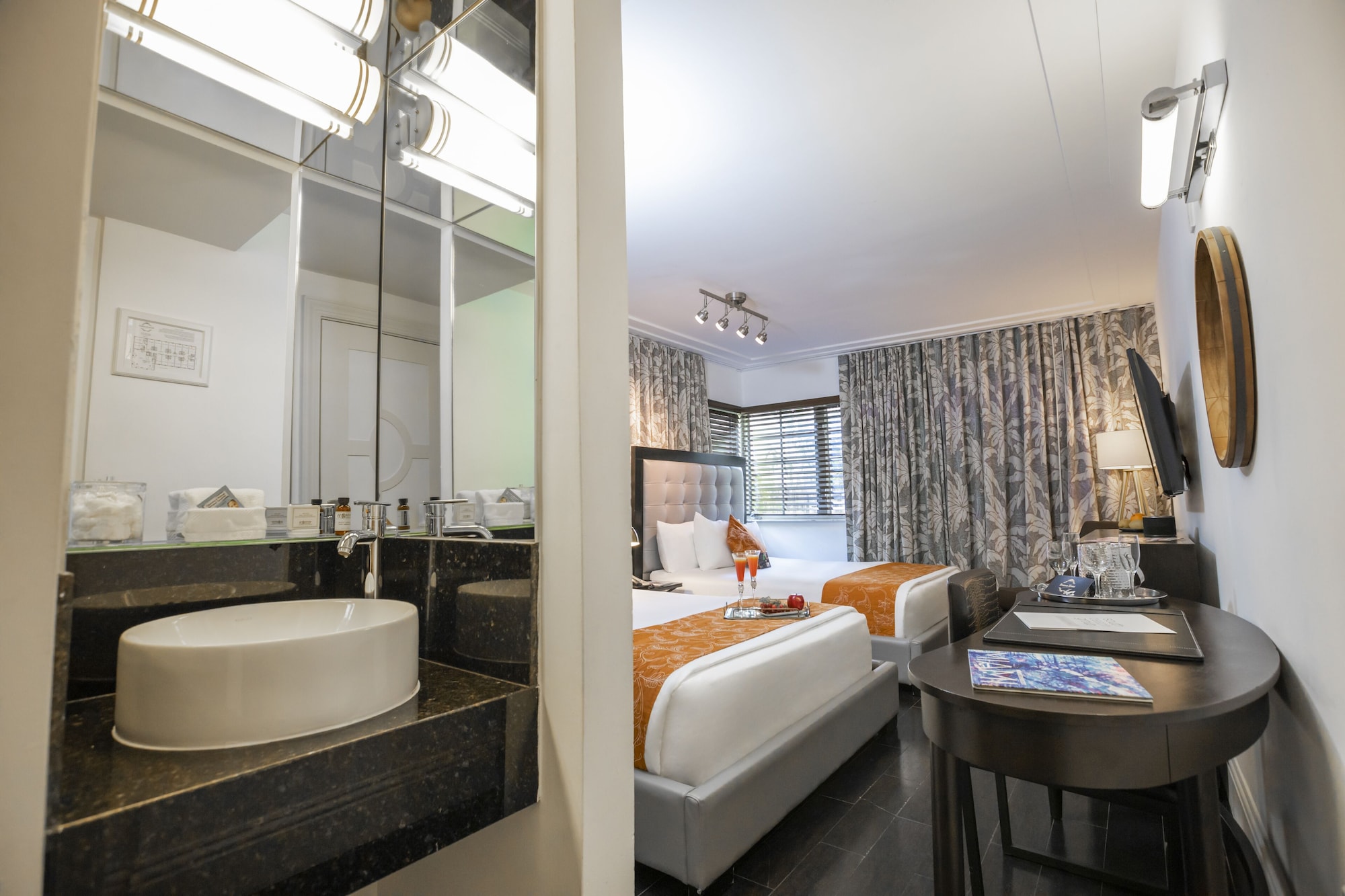 غرفة كلاسيكية بسريرين كوين، Riviera Suites South Beach 8/9