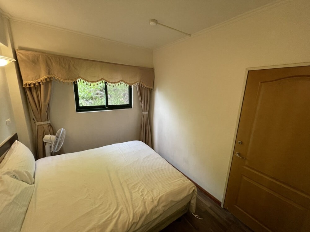 Emmanuel Farmhouse 6/56