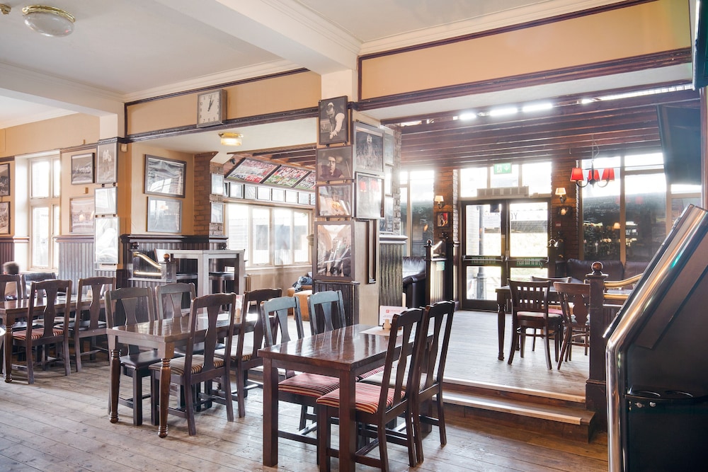 OYO The Green Man Pub and Hotel 37/45