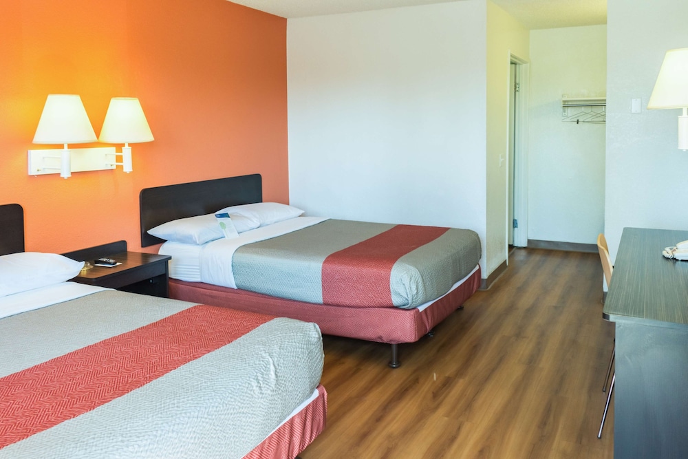 Motel6 Bakersfield, CA - East 22/39