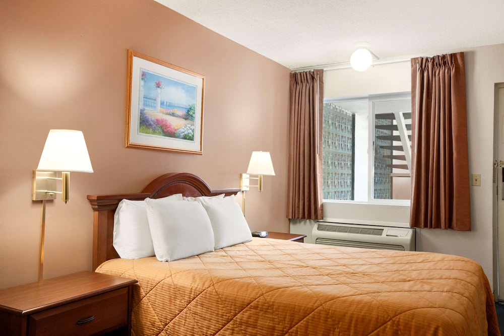 Travelodge By Wyndham Bakersfield 12/28