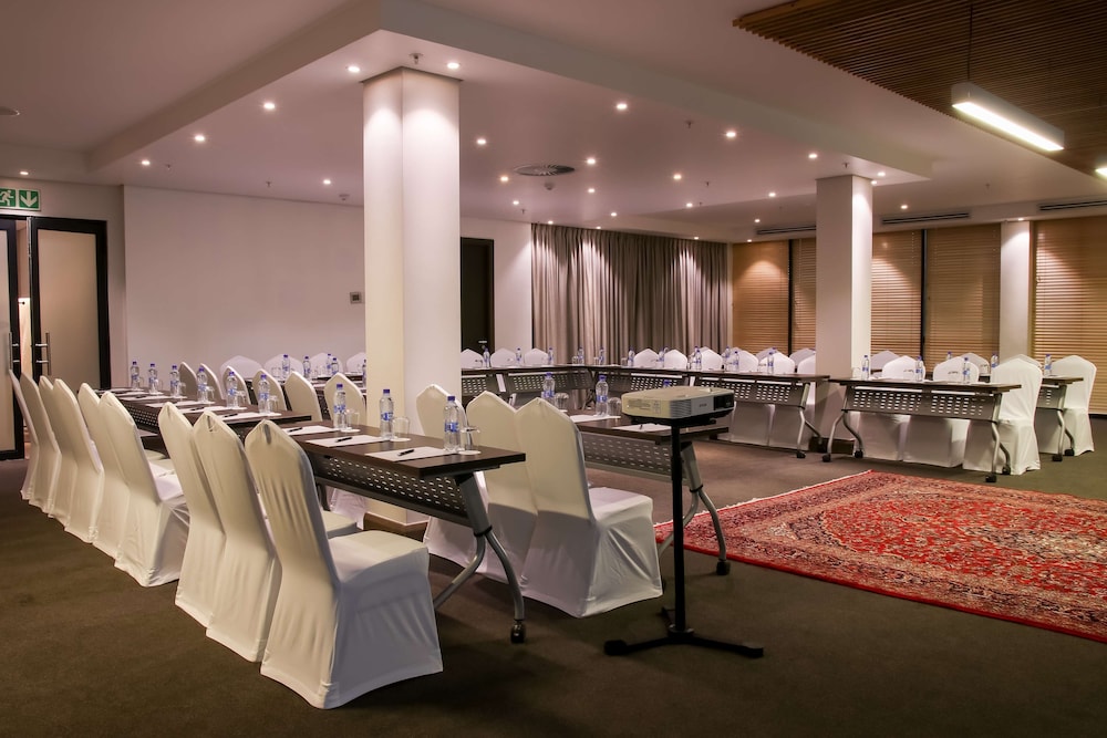 Legend Hotel Lagos Airport Curio Collection By Hilton 68/81