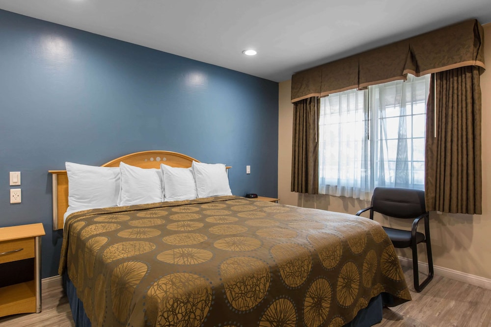 Rodeway Inn Escondido Downtown 17/34