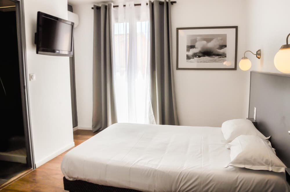 Hôtel Les Arbousiers 24/68