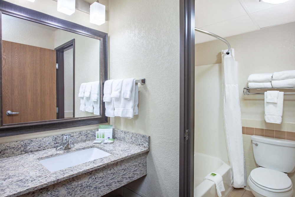 AmericInn by Wyndham Mankato Event Center 17/55