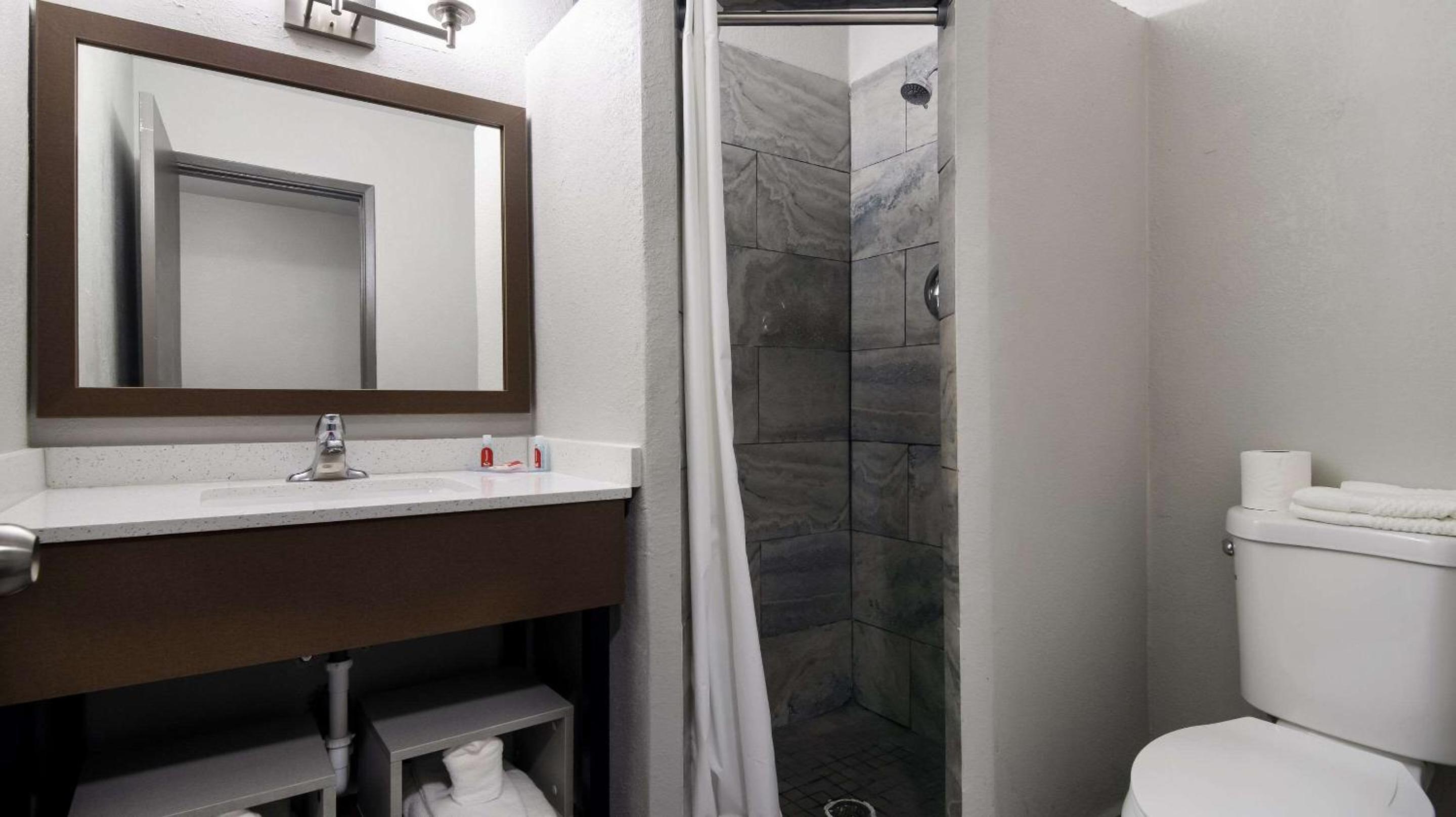 Econo Lodge Portage 37/40