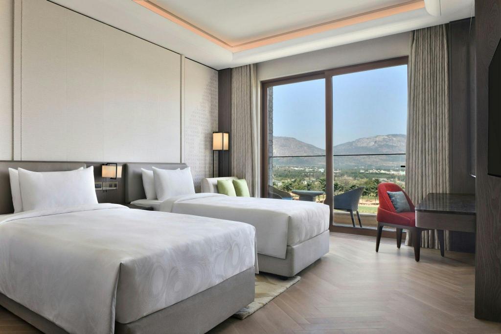 Club, Guest Room, Executive, 2 Queen Beds, Golf Course View, Balcony, Executive Lounge Access