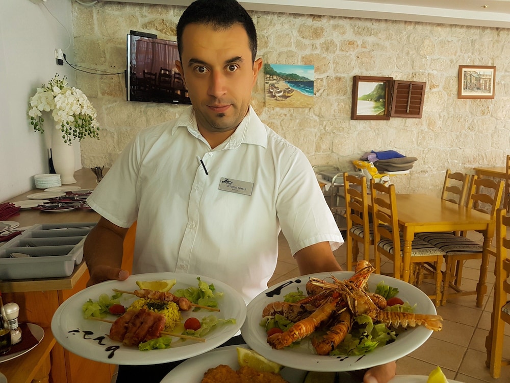 Beach Hotel Croatia 24/50