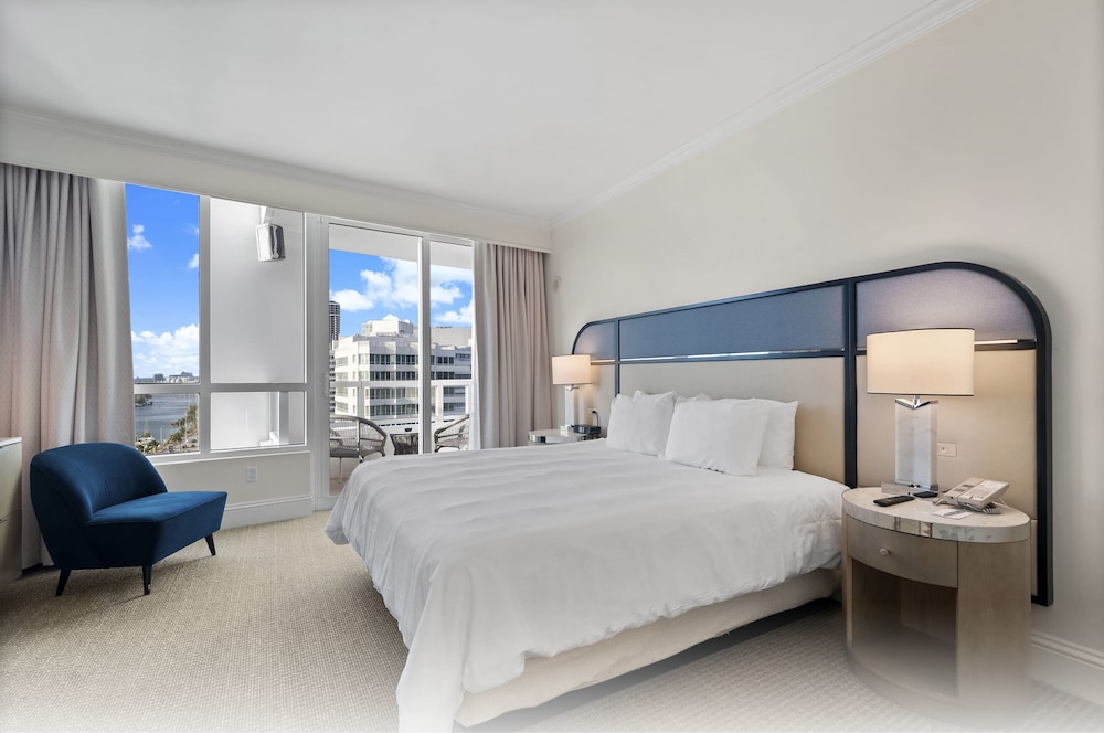 1 Bedroom, Junior Suite, King Bed, Bay View, Sofa, Kitchen