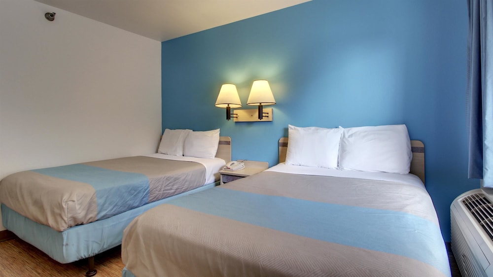 Motel6 Des Moines, IA - North 34/61