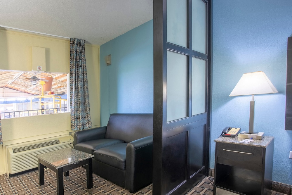 OYO Hotel Knoxville TN Cedar Bluff I-40 15/21