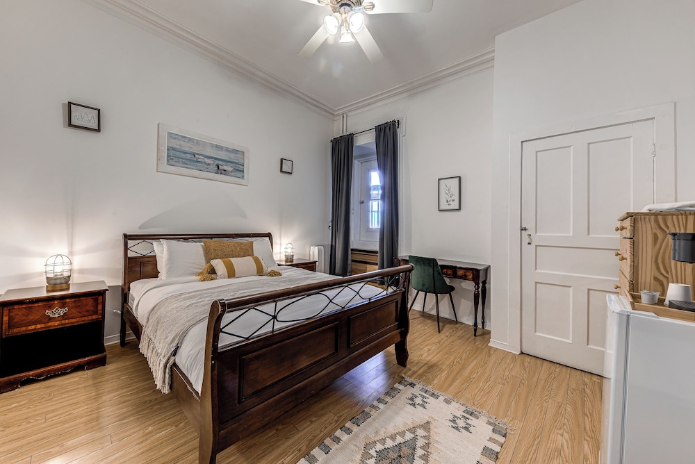 STANDARD, QUEEN BED