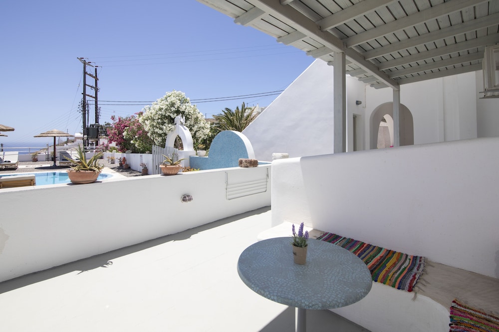 Thira S Dolphin Hotel 36/72
