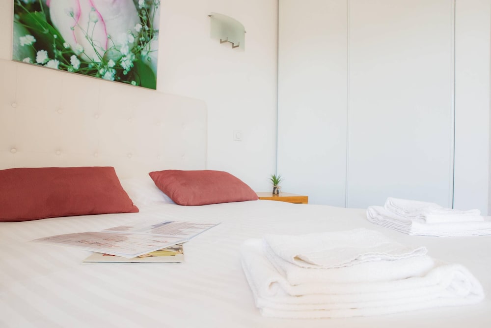 Upgrade, Queen Bed