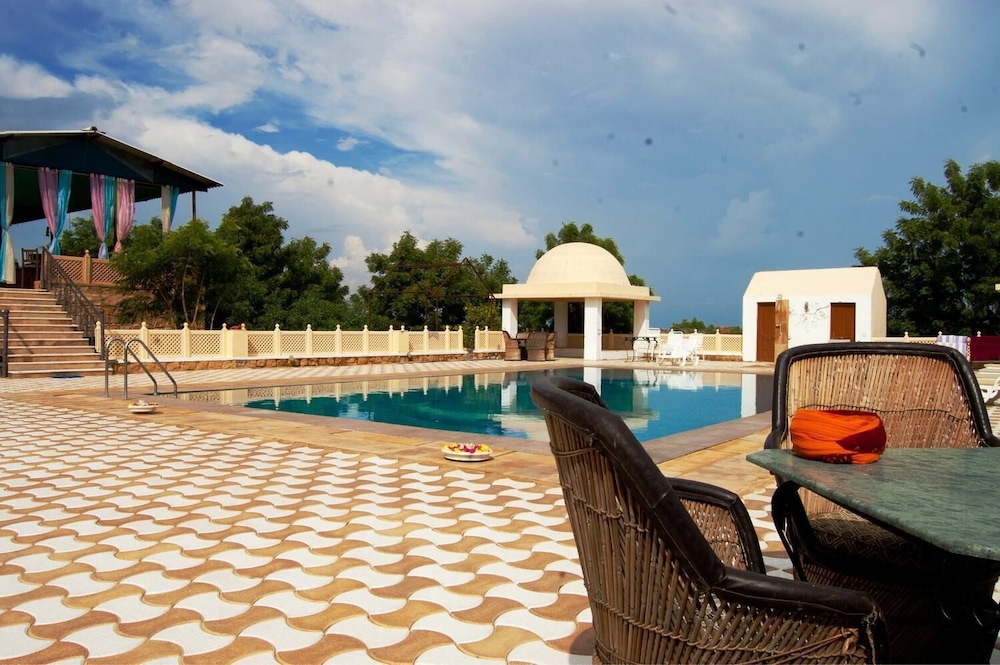 MIRVANA NATURE RESORTS 42/43