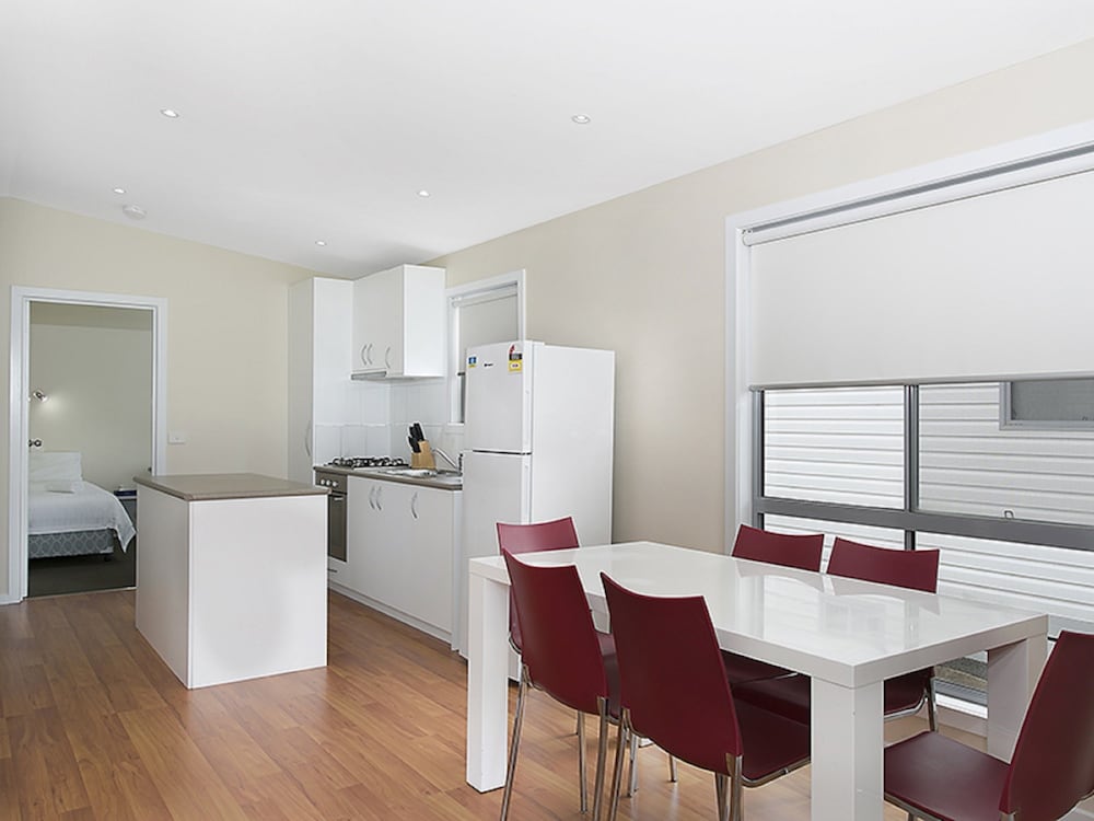 PORTLAND HOLIDAY VILLAGE 25/50