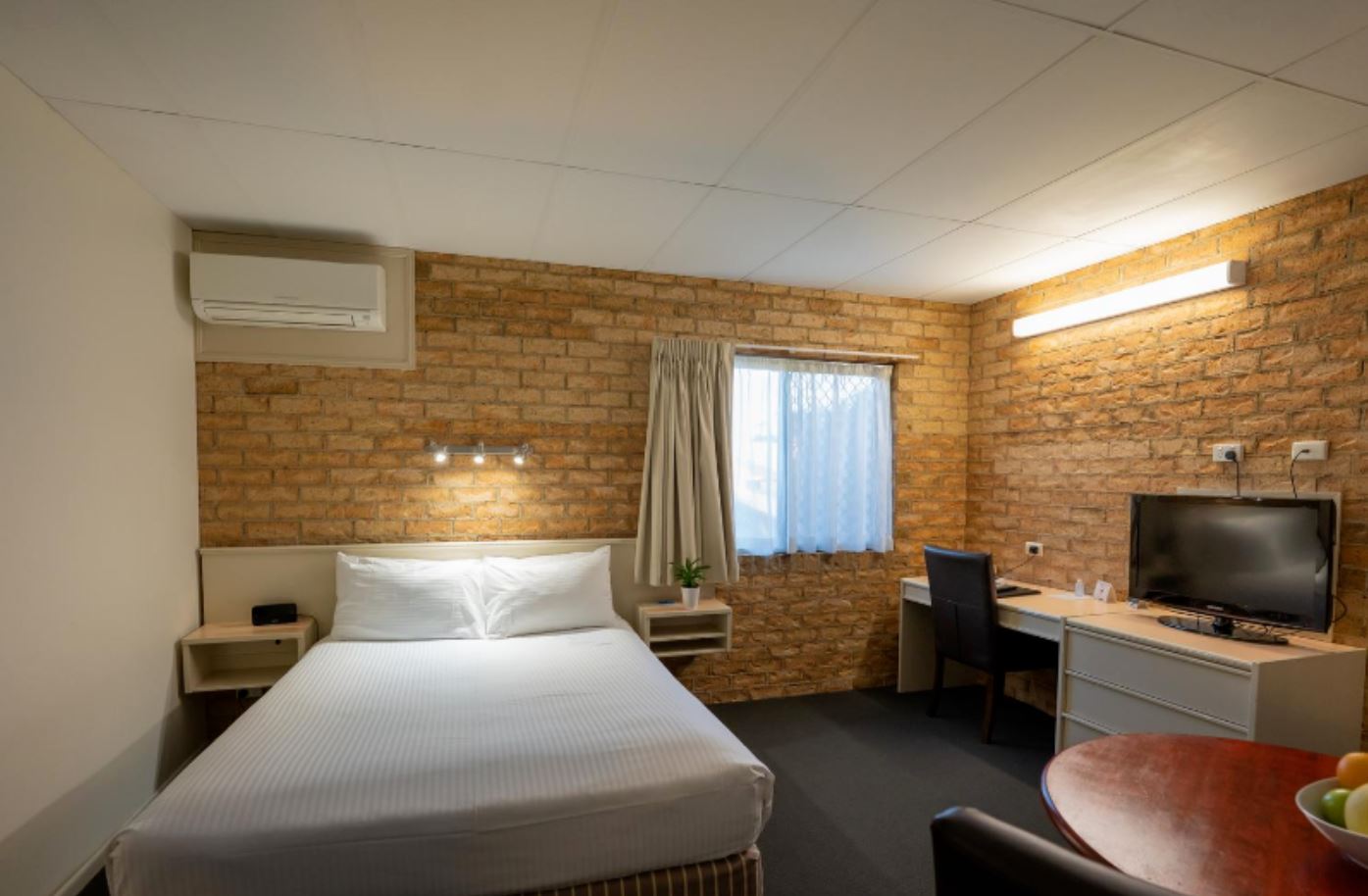 ROOM, QUEEN BED