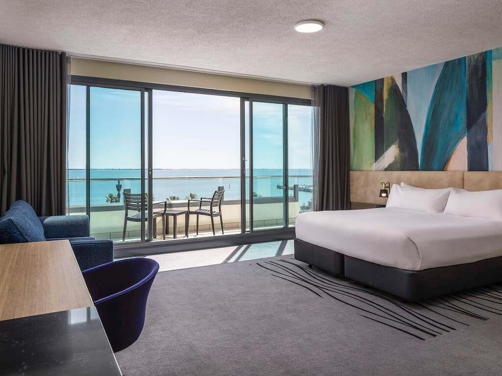 Superior, King Bed, Bay View, Sofa