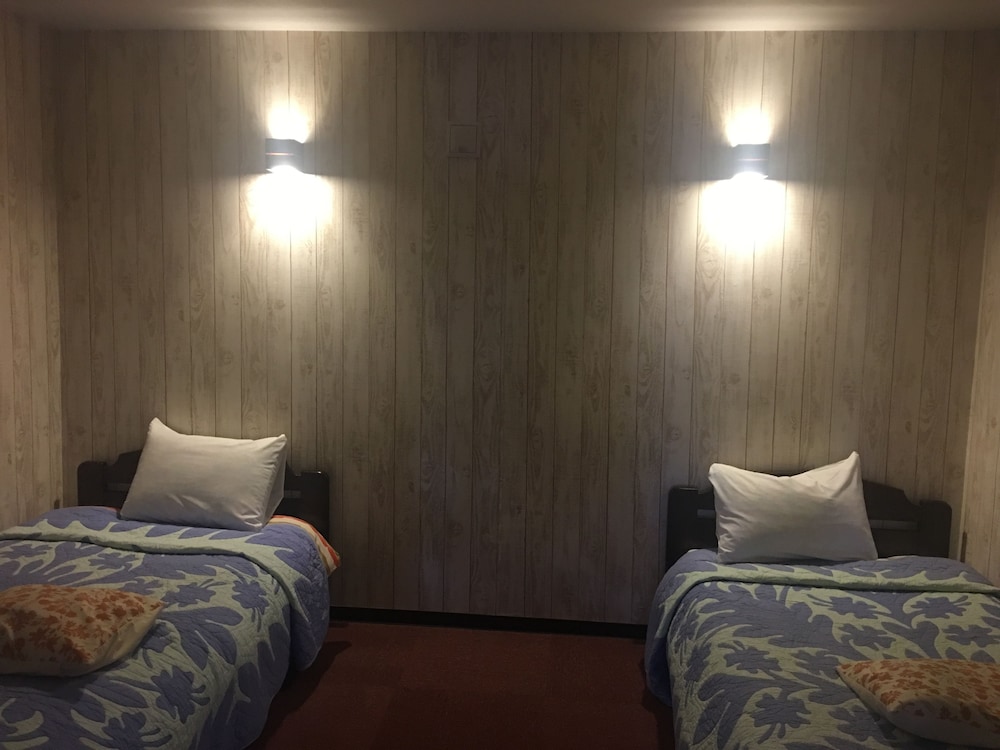 ROOM, QUADRUPLE