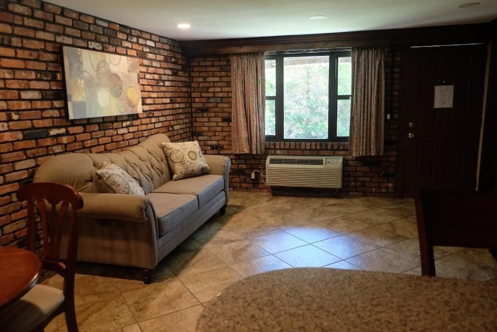 Chalet Inn & Suites Centerport 25/45
