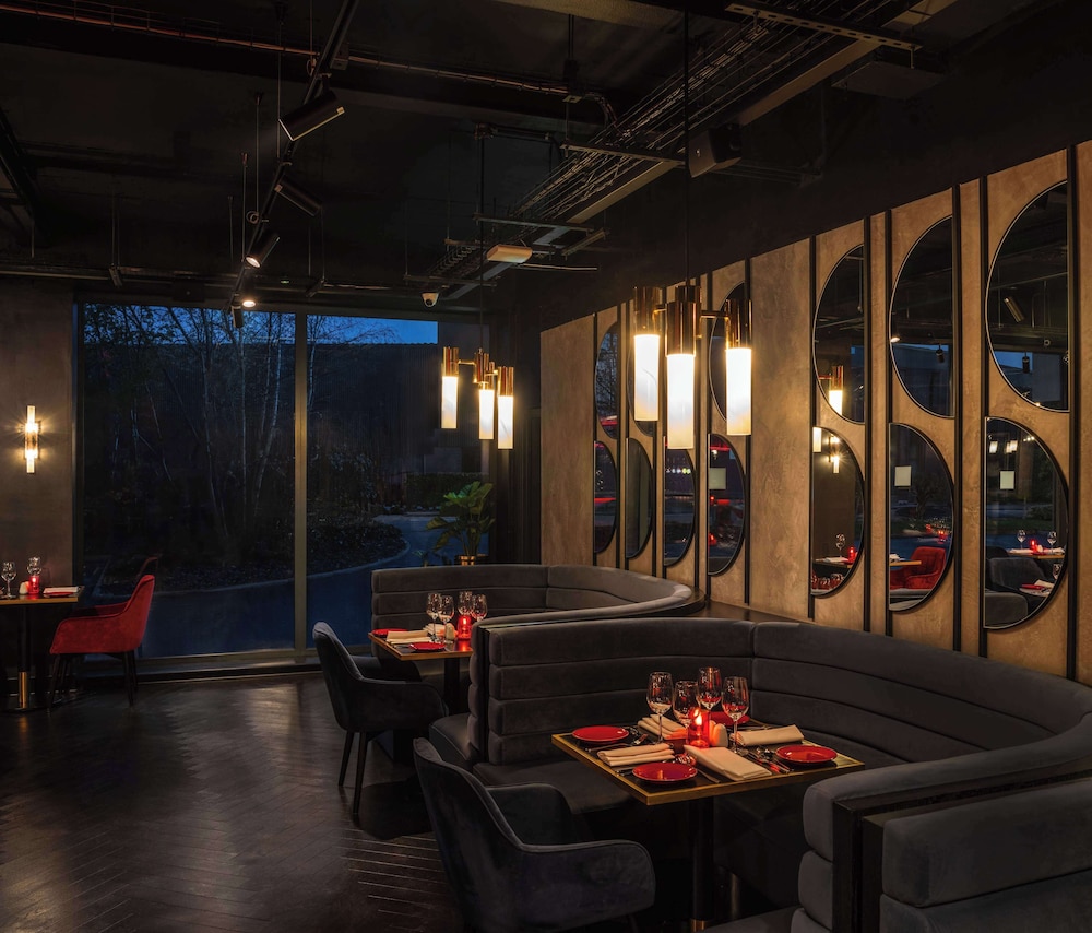 Radisson RED London Gatwick Airport 16/24