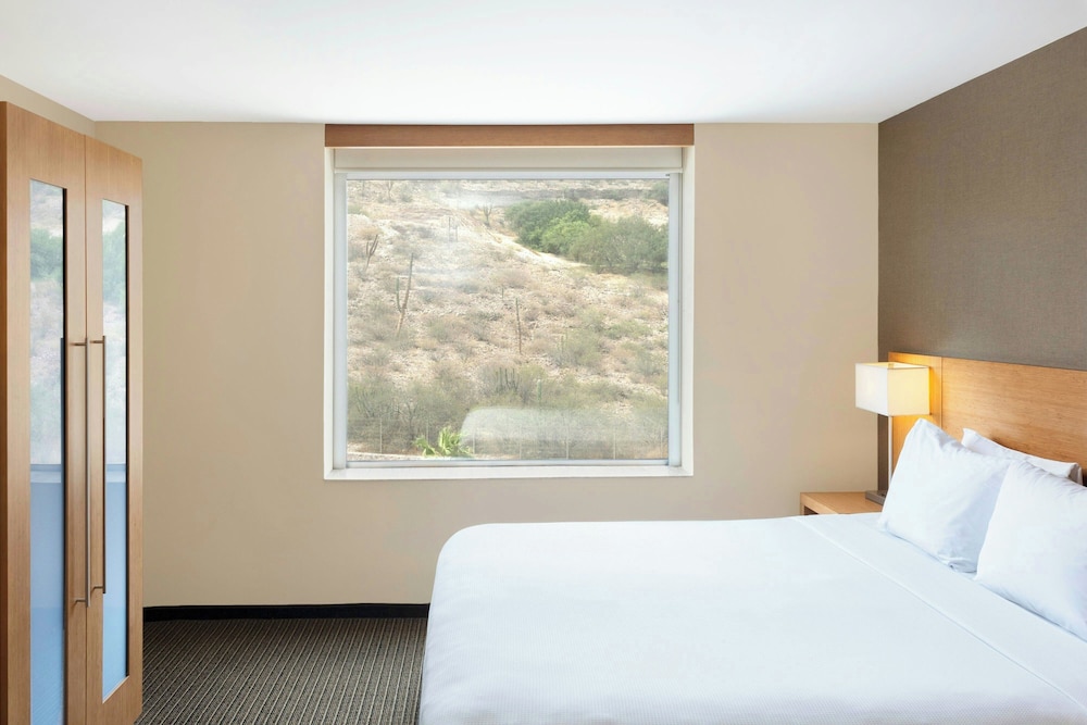 Deluxe, 2 Queen Beds, Golf Course View, Sofa