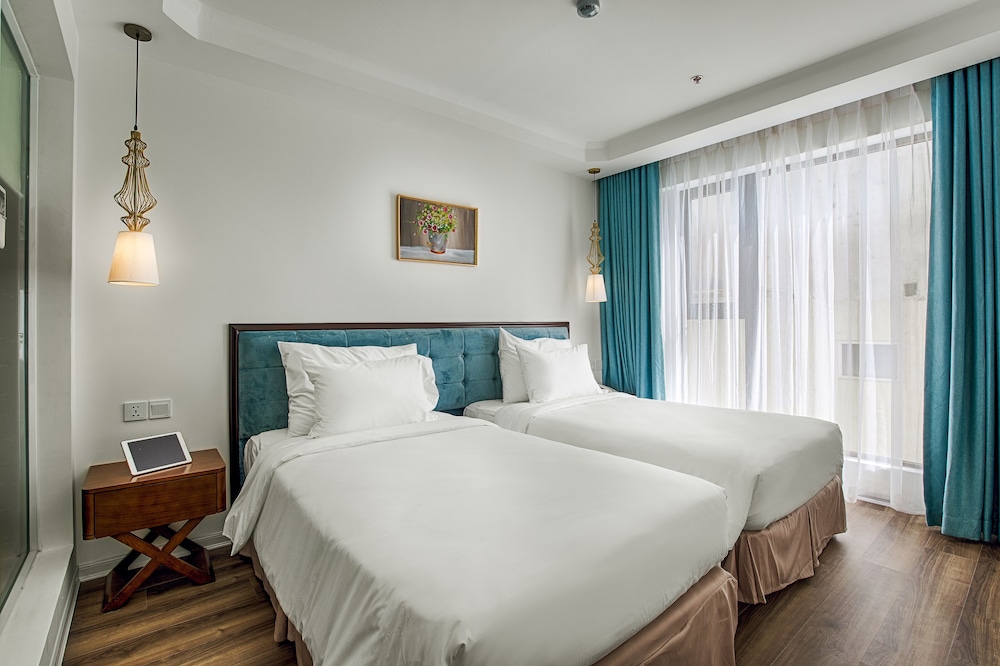 DELUXE, TWIN BEDS, PARTIAL OCEAN VIEW