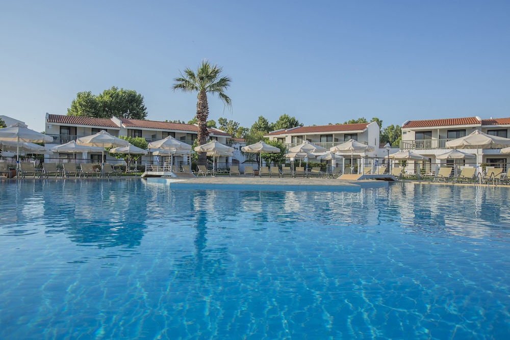 Golden Coast Hotel and Bungalows