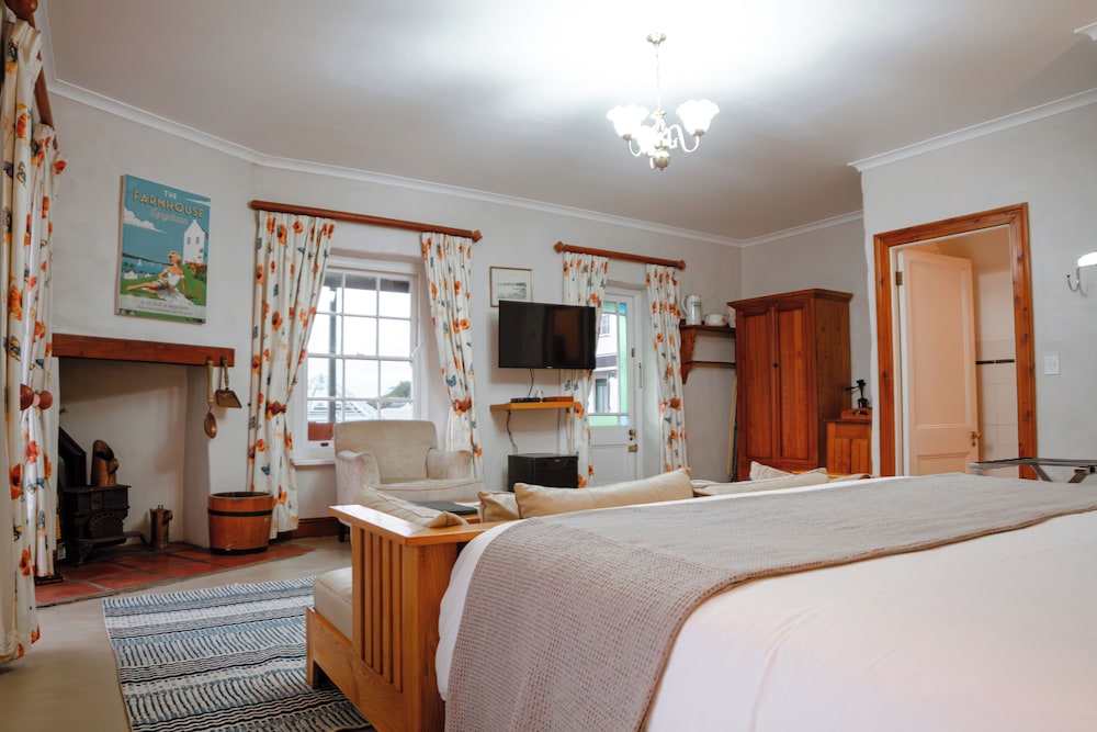 Room, King Bed, Lagoon View, Hot Tub