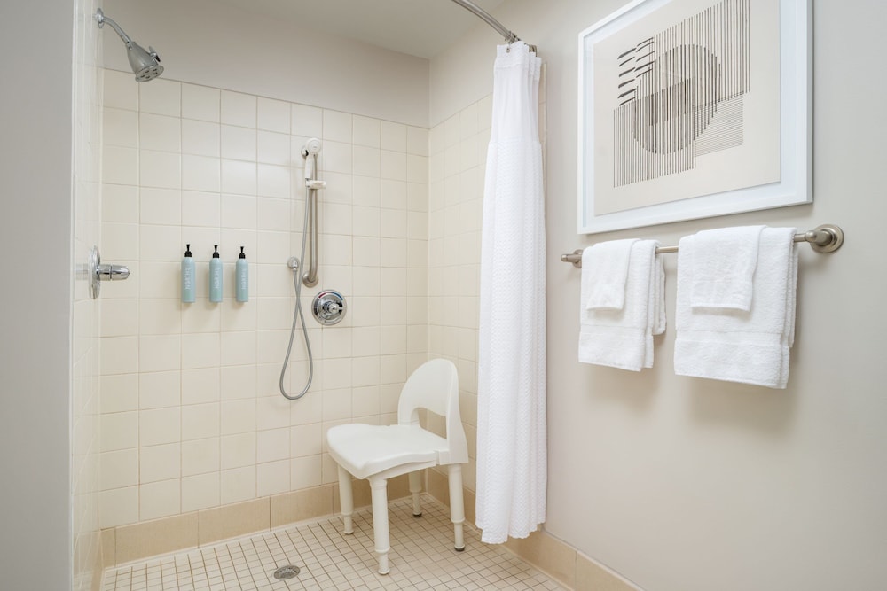 Courtyard by Marriott Kingston 48/50