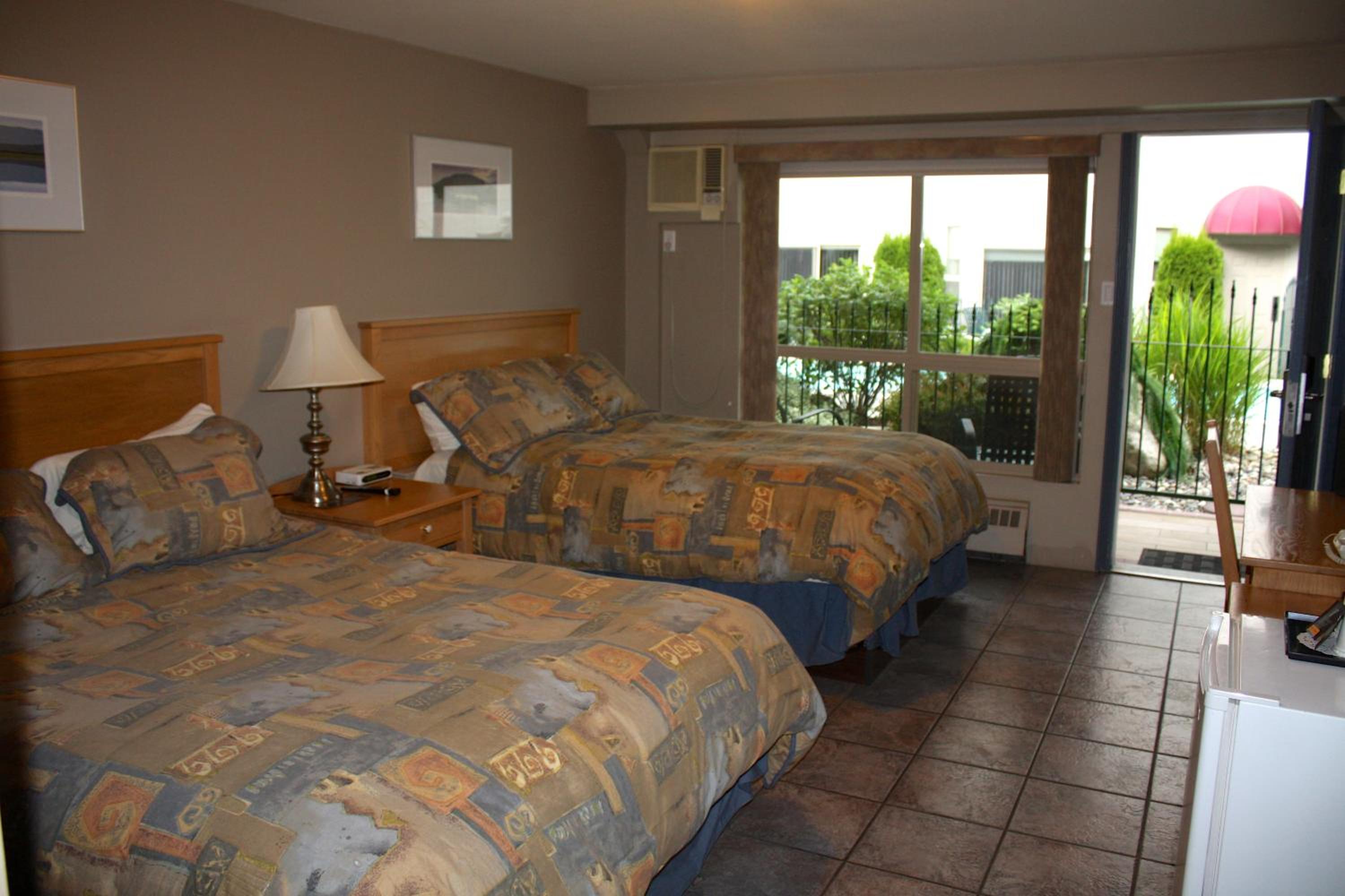غرفة قياسية بسرير مزدوج، Hilltop Inn Salmon Arm 2/2