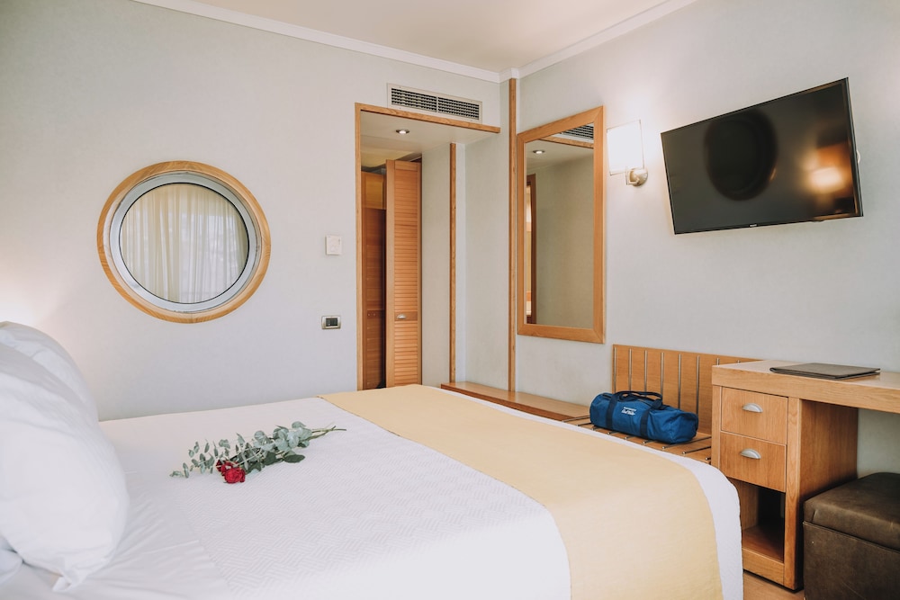 ROOM, DOUBLE OR TWIN BED