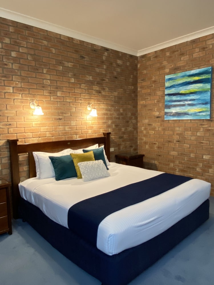 Coastal Waters Motor Inn 23/73