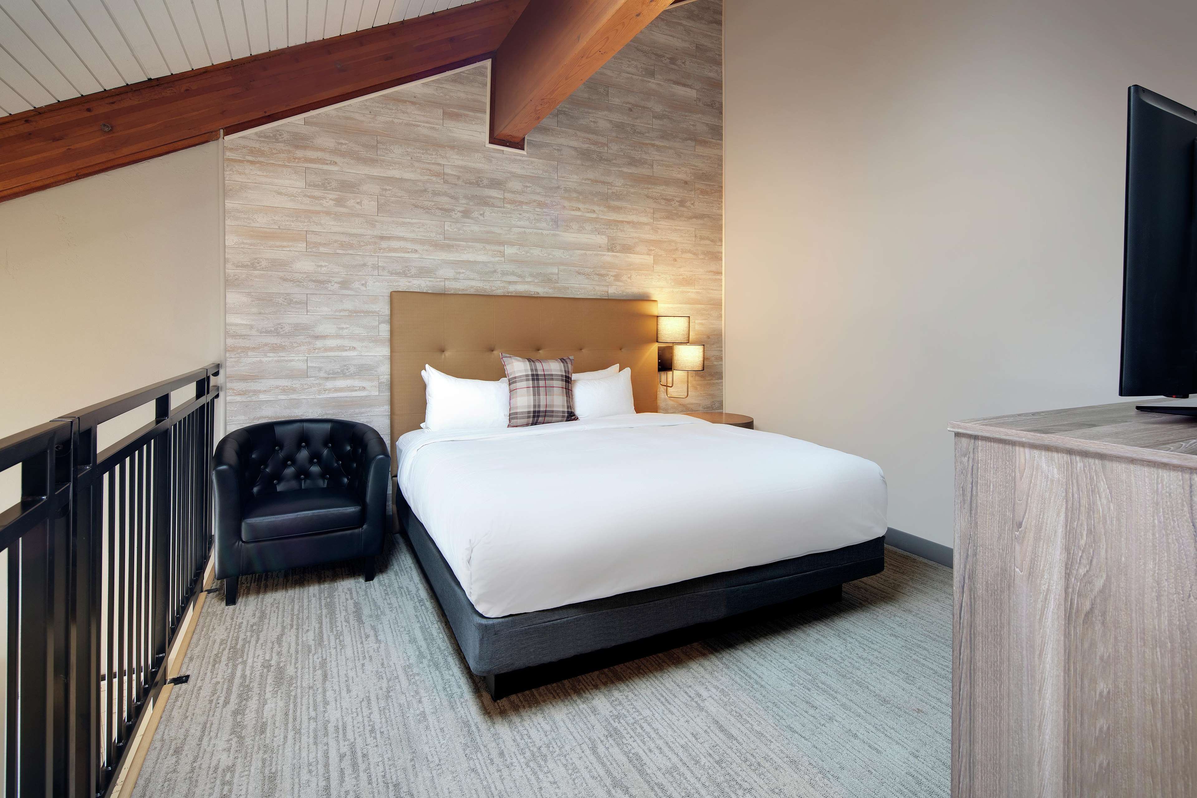 RESIDENTIAL, LOFT, SUITE, KING BED, ACCESSIBLE