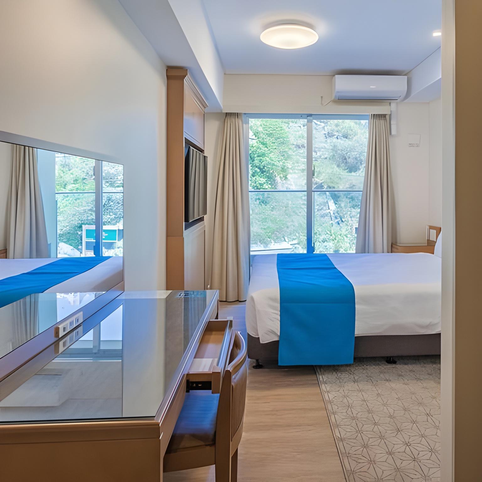 Standard, Queen Bed, Mountain Side, Mountain View