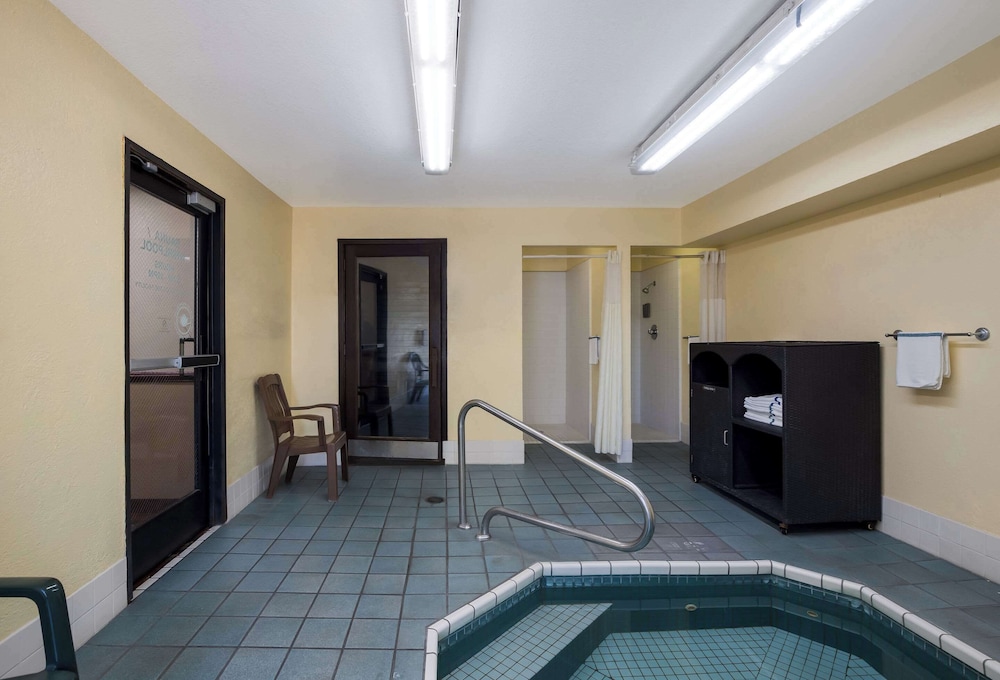 Quality Inn and Suites Medford Airport 24/51