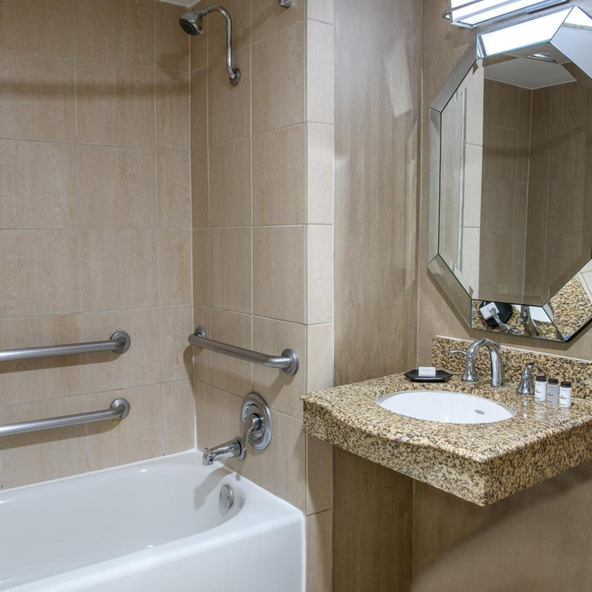 غرفة تقليدية بسرير كينج، Sheraton Mission Valley San Diego 4/9