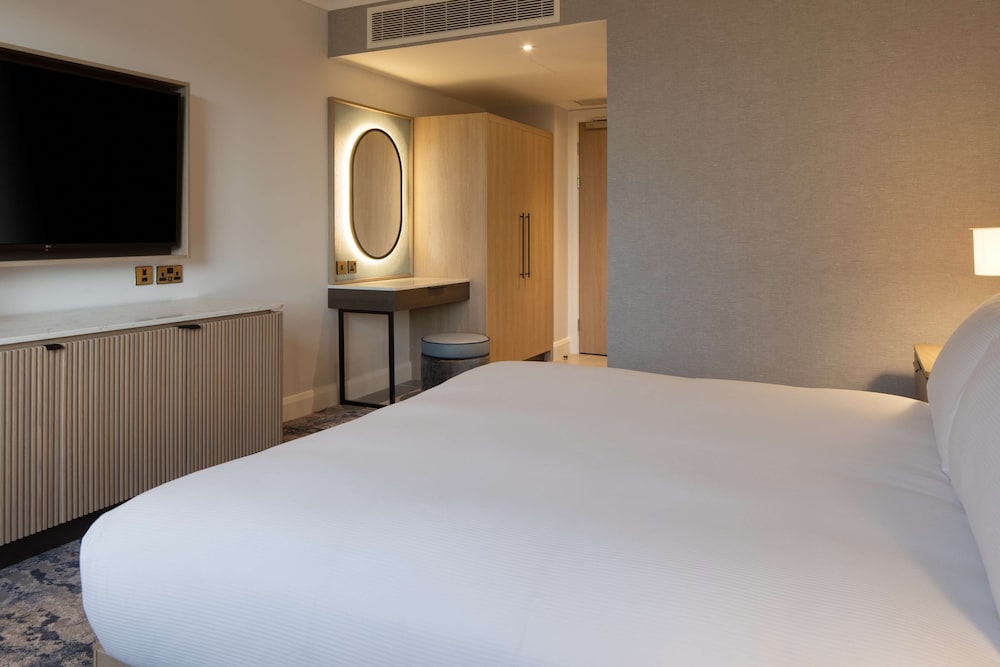 غرفة بريميوم بسرير كينج بحوض استحمام، Hilton Dublin Airport 2/3