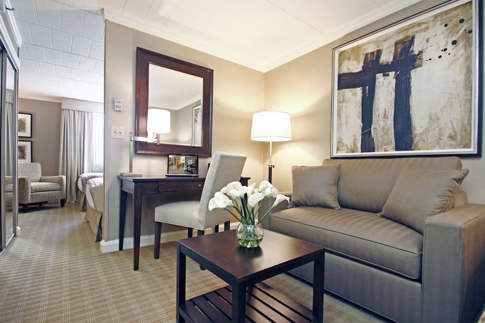 Ethan Allen Hotel 32/65