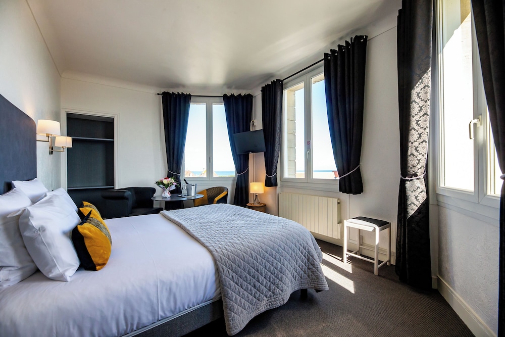 Superior, Queen Bed, Beach Side, Sea View